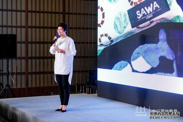 启行十周年音乐会现场,创始人赵蔚讲话。 启行十周年音乐会现场,创始人赵蔚讲话。