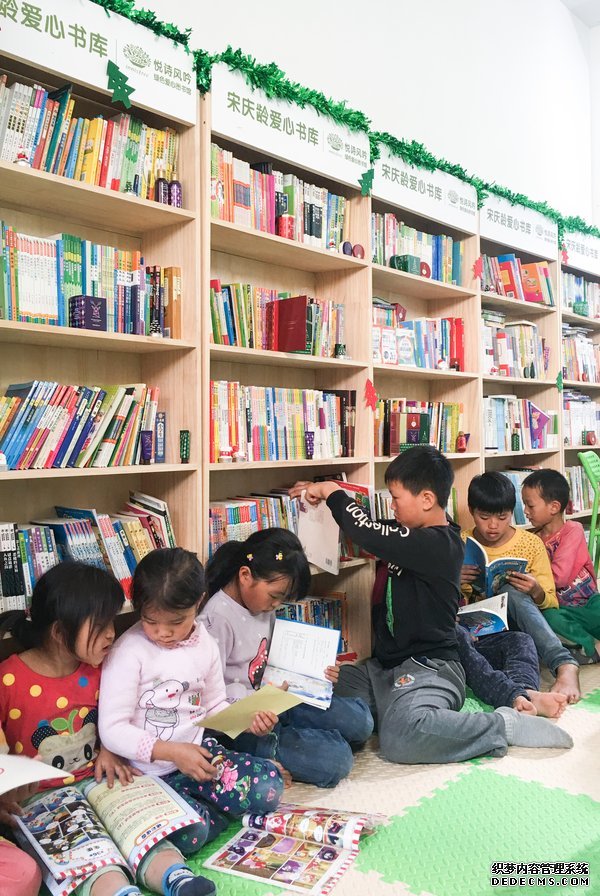 孩子们在图书馆中认真阅读