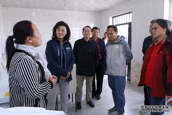 Visa公司大与中国扶贫基金会一同走访的另一位农户石桂兰女士(左一),她经营食品加工作坊。借助金融产品与服务,实现了脱贫,改善了生活。 Visa公司大与中国扶贫基金会一同走访的另一位农户石桂兰女士(左一),她经营食品加工作坊。借助金融产品与服务,实现了脱贫,改善了生活。