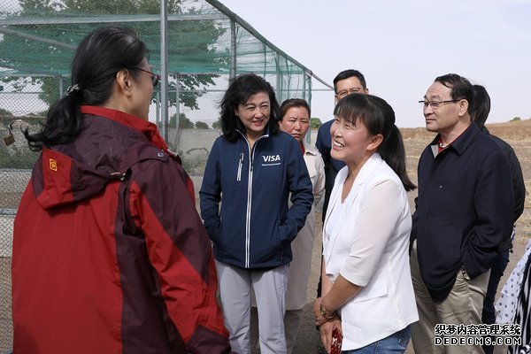 Visa公司与中国扶贫基金会一同走访了中和农信农村贷款客户。图为 Visa 大中华区总裁于雪莉女士(左二)与孔雀养殖户孟兰(右前一)亲切交谈 Visa公司与中国扶贫基金会一同走访了中和农信农村贷款客户。图为 Visa 大中华区总裁于雪莉女士(左二)与孔雀养殖户孟兰(右前一)亲切交谈