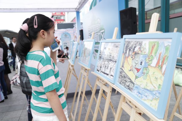 消费者参观线下有声画展，扫码听取孩子环保心声