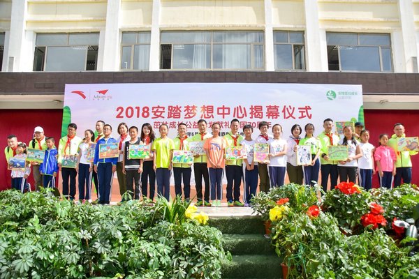 酒泉市瓜州县渊泉小学的同学向安踏集团的公益志愿者赠送自己画的图画作品 酒泉市瓜州县渊泉小学的同学向安踏集团的公益志愿者赠送自己画的图画作品