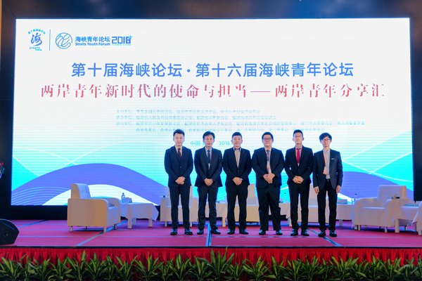 网龙CEO熊立博士(左二)与参会嘉宾代表合影 网龙CEO熊立博士(左二)与参会嘉宾代表合影