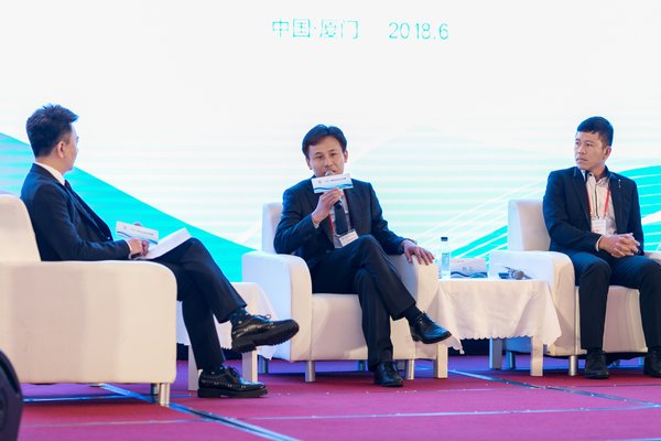 论坛以两岸青年分享汇的形式展开,网龙CEO熊立博士(左二)发言 论坛以两岸青年分享汇的形式展开,网龙CEO熊立博士(左二)发言