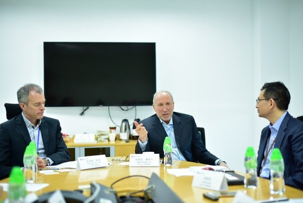 Steven Fisher先生接受中国媒体采访 Steven Fisher先生接受中国媒体采访