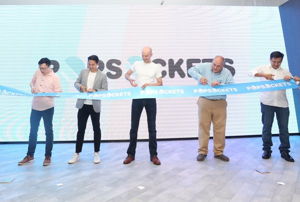 品牌创始人David Barnett先生,CSO Mike De Bell先生,PopSockets亚太区负责人Phillip先生,恒睿国际贸易有限公司总经理Henry Young先生与Signeo Design国际有限公司CEO苏智恒先生莅临现场剪彩 品牌创始人David Barnett先生,CSO Mike De Bell先生,PopSockets亚太区负责人Phillip先生,恒睿国际贸易有限公司总经理Henry Young先生与Signeo Design国际有限公司CEO苏智恒先生莅临现场剪彩