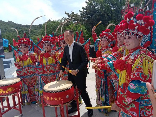 黄廷方慈善基金近日与中国文物保护基金会签署协议,捐赠1,000万元人民币支持修缮万里长城。黄廷方慈善基金董事暨信和集团副主席黄永光先生于6月8日出席假北京延庆八达岭长城举行的捐赠仪式,获中国文物保护基金会理事长励小捷先生及一众嘉宾莅临支持。 黄廷方慈善基金近日与中国文物保护基金会签署协议,捐赠1,000万元人民币支持修缮万里长城。黄廷方慈善基金董事暨信和集团副主席黄永光先生于6月8日出席假北京延庆八达岭长城举行的捐赠仪式,获中国文物保护基金会理事长励小捷先生及一众嘉宾莅临支持。