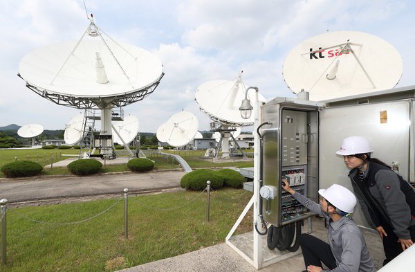 6月7日,KT SAT的员工在Kumsan Satellite Service Center检查卫星天线。 6月7日,KT SAT的员工在Kumsan Satellite Service Center检查卫星天线。