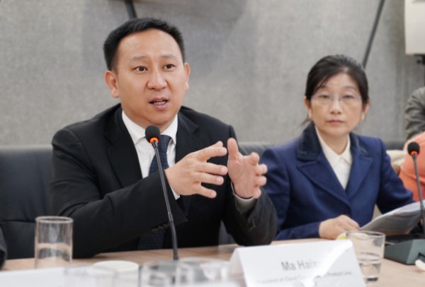 华为云核心网产品线总裁马海旭(左)发布OceanConnect车联网平台 华为云核心网产品线总裁马海旭(左)发布OceanConnect车联网平台