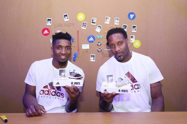 多诺万·米切尔(Donovan Mitchell)、特雷西·麦克格雷迪(Tracy McGrady)体验2018阿迪达斯“夏练国度”Maker Lab互动区 多诺万·米切尔(Donovan Mitchell)、特雷西·麦克格雷迪(Tracy McGrady)体验2018阿迪达斯“夏练国度”Maker Lab互动区