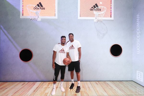 多诺万·米切尔(Donovan Mitchell)、特雷西·麦克格雷迪(Tracy McGrady)体验2018阿迪达斯“夏练国度”“绝地#火拼#”篮球互动区 多诺万·米切尔(Donovan Mitchell)、特雷西·麦克格雷迪(Tracy McGrady)体验2018阿迪达斯“夏练国度”“绝地#火拼#”篮球互动区