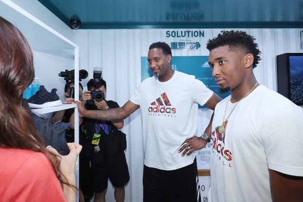 特雷西·麦克格雷迪(Tracy McGrady)、多诺万·米切尔(Donovan Mitchell)体验2018阿迪达斯“夏练国度”Parley区域 特雷西·麦克格雷迪(Tracy McGrady)、多诺万·米切尔(Donovan Mitchell)体验2018阿迪达斯“夏练国度”Parley区域