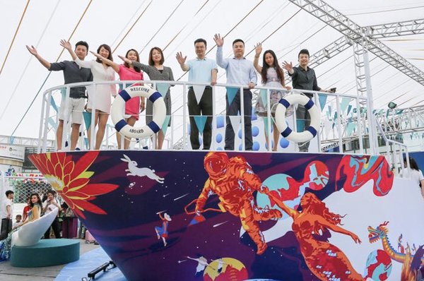 在“星梦夏日邮乐园”现场,一众市民可以亲自登上逼真的星梦邮轮“世界梦号”船头,犹如置身巨轮,抢先感受精彩纷呈的海上之旅 在“星梦夏日邮乐园”现场,一众市民可以亲自登上逼真的星梦邮轮“世界梦号”船头,犹如置身巨轮,抢先感受精彩纷呈的海上之旅