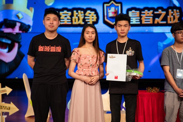 361度代表为即将代表中国出战本届亚运的电竞选手黄成辉颁奖 361度代表为即将代表中国出战本届亚运的电竞选手黄成辉颁奖