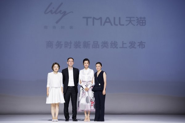 左起:天猫女装事业部总经理梦姑女士/Lily商务时装总经理陈川先生/国际影星李冰冰女士/Lily商务时装副总经理孙铭阳女士 左起:天猫女装事业部总经理梦姑女士/Lily商务时装总经理陈川先生/国际影星李冰冰女士/Lily商务时装副总经理孙铭阳女士