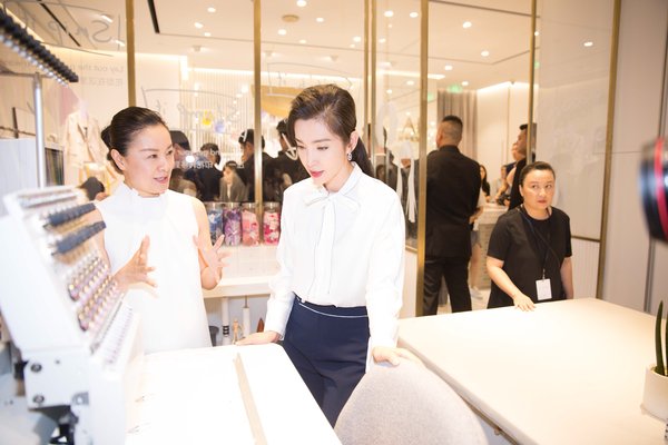 Lily商务时装副总经理孙铭阳携国际影星李冰冰,参观Lily商务时装南京西路旗舰店 Lily商务时装副总经理孙铭阳携国际影星李冰冰,参观Lily商务时装南京西路旗舰店