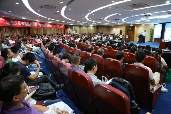 “三焦点屈光白内障手术中心”及“三焦点老视矫正手术中心”成立暨屈光白内障及老视矫正手术研讨会现场 “三焦点屈光白内障手术中心”及“三焦点老视矫正手术中心”成立暨屈光白内障及老视矫正手术研讨会现场