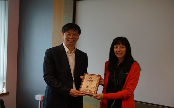 上海市副市长许昆林先生与SGS西欧区首席营运长 Pauline Earl 女士合影 上海市副市长许昆林先生与SGS西欧区首席营运长 Pauline Earl 女士合影