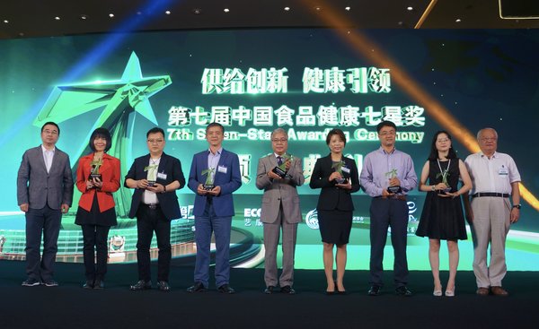 养乐多企业代表上台领奖