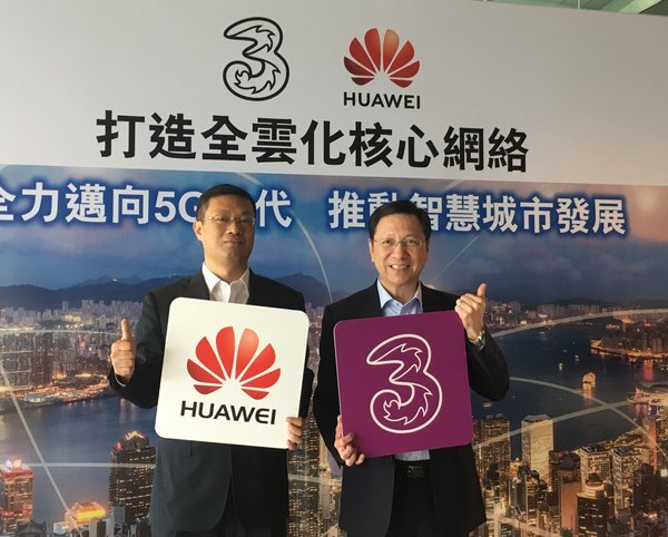 3香港一直与华为紧密合作，采用先进技术构建全云化核心网及发展无线电接入技术，以配合公司5G的发展路向。右为和记电讯香港控股有限公司执行董事及行政总裁胡超文，左为华为和记系统部部长张振军。
