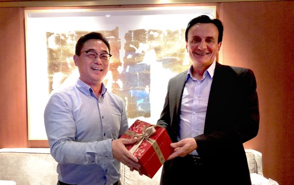 绿叶制药集团董事长刘殿波会见阿斯利康首席执行官兼执行董事Pascal Soriot