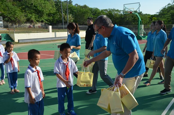 酒店团队走访兵村小学