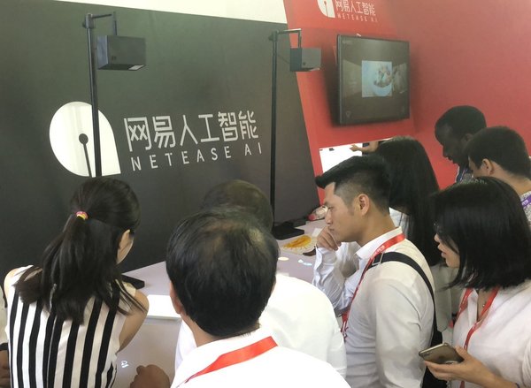 现场观众体验网易影见和网易洞见