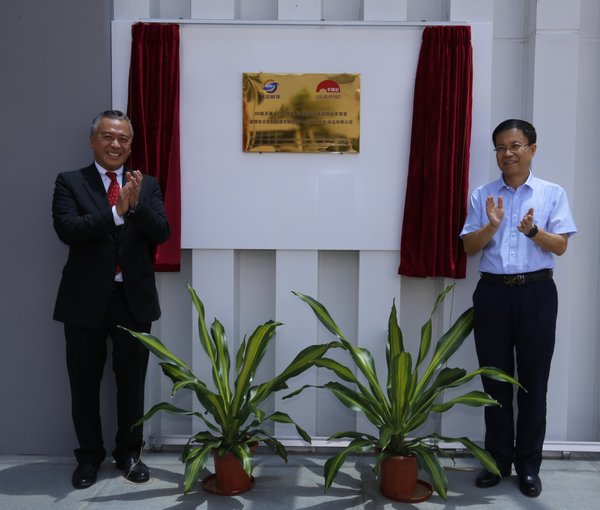 李锦记酱料集团主席李惠中先生(左)与深圳市太空科技南方研究院领导为联合实验室揭牌 李锦记酱料集团主席李惠中先生(左)与深圳市太空科技南方研究院领导为联合实验室揭牌