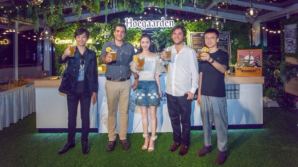 百威公司中国区总裁Frederico FREIRE先生、百威公司ZX Ventures 亚太北区精酿事业部负责人Nico Morelli先生、知名演员宋轶女士、声音艺术家殷漪先生、独立音乐人马海平先生一起感受自然体验，释放夏日活力