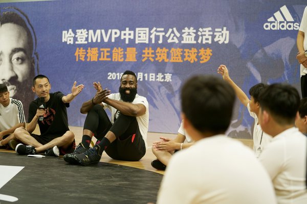 詹姆斯-哈登与孩子们互动交流分享逐梦经历 詹姆斯-哈登与孩子们互动交流分享逐梦经历