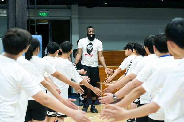 詹姆斯-哈登与博文学校的师生见面 詹姆斯-哈登与博文学校的师生见面