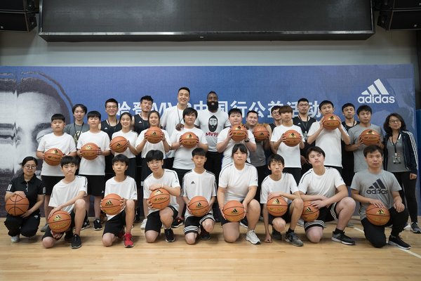 NBA 新晋 MVP 詹姆斯-哈登与博文学校的师生合影留念 NBA 新晋 MVP 詹姆斯-哈登与博文学校的师生合影留念