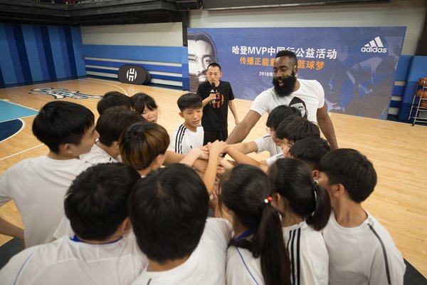詹姆斯-哈登鼓励孩子们用运动改变生活 詹姆斯-哈登鼓励孩子们用运动改变生活