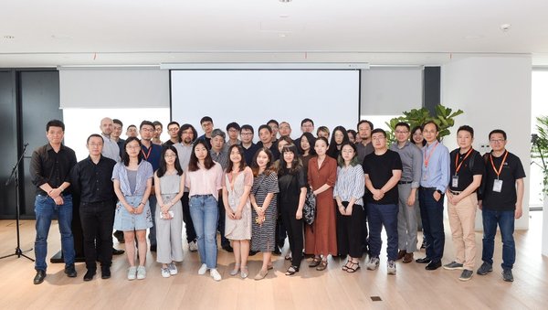 师生代表与评审嘉宾集体合影 师生代表与评审嘉宾集体合影
