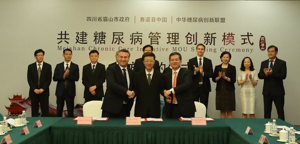 眉山市政府与赛诺菲中国、中华糖尿病创新联盟签署合作备忘录。从左至右: 赛诺菲中国区总裁彭振科(Jean-Christophe Pointeau),眉山市委副书记、市长罗佳明,中华糖尿病创新联盟总干事韩文欣 眉山市政府与赛诺菲中国、中华糖尿病创新联盟签署合作备忘录。从左至右: 赛诺菲中国区总裁彭振科(Jean-Christophe Pointeau),眉山市委副书记、市长罗佳明,中华糖尿病创新联盟总干事韩文欣