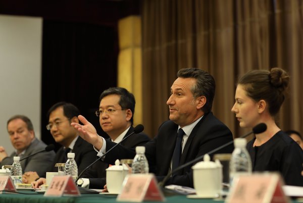 签约仪式现场(从左到右):中华糖尿病创新联盟总干事韩文欣,赛诺菲中国区总裁彭振科(Jean-Christophe Pointeau),法国驻成都总领事馆经济参赞王悦童 签约仪式现场(从左到右):中华糖尿病创新联盟总干事韩文欣,赛诺菲中国区总裁彭振科(Jean-Christophe Pointeau),法国驻成都总领事馆经济参赞王悦童