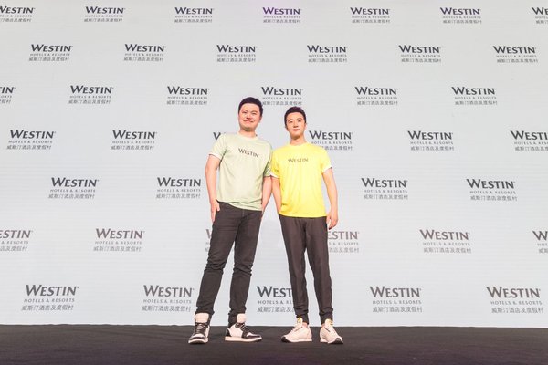 万豪国际集团亚太区品牌及市场总监孔乐(左)与威斯汀大中华区全新健康生活大使黄轩(右)于发布会现场 万豪国际集团亚太区品牌及市场总监孔乐(左)与威斯汀大中华区全新健康生活大使黄轩(右)于发布会现场