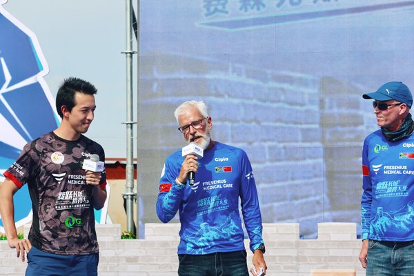 左起：Jimmy，David Grier先生，Andrew Stuart先生