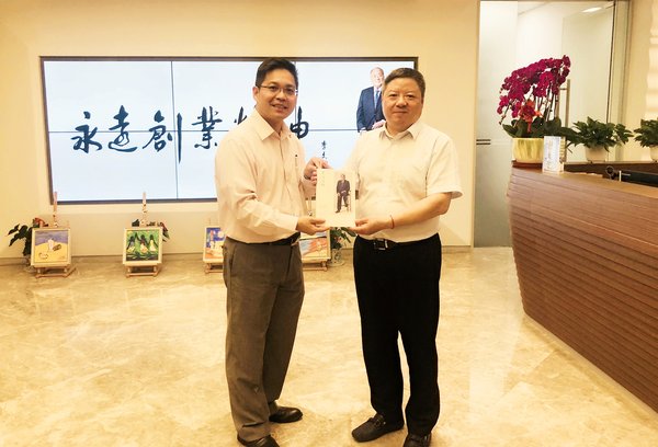郭振华先生（左）向黄国平会长赠送《李文达传》