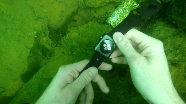 超人气网红JAKE借助水下无人机泰坦发现水底apple watch