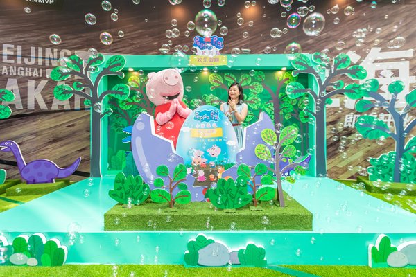 虹桥天地总经理陈纯女士为小猪佩奇欢乐假期主题展揭幕 虹桥天地总经理陈纯女士为小猪佩奇欢乐假期主题展揭幕