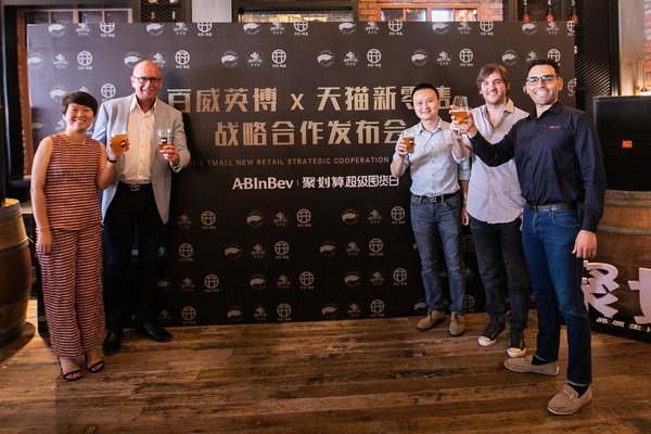 百威公司亚太北区电商副总裁 Mr. Martin SUTER、百威公司亚太北区品牌体验事业部负责人 Mr. Lex SOLIT、百威公司亚太北区精酿事业部负责人 Mr. Nicolas Eduardo Morelli,阿里巴巴天猫大快消新零售总负责人昊源先生,与阿里巴巴天猫酒水行业总监雅斐女士共同揭开百威公司精酿啤酒与天猫的新零售战略合作 百威公司亚太北区电商副总裁 Mr. Martin SUTER、百威公司亚太北区品牌体验事业部负责人 Mr. Lex SOLIT、百威公司亚太北区精酿事业部负责人 Mr. Nicolas Eduardo Morelli,阿里巴巴天猫大快消新零售总负责人昊源先生,与阿里巴巴天猫酒水行业总监雅斐女士共同揭开百威公司精酿啤酒与天猫的新零售战略合作