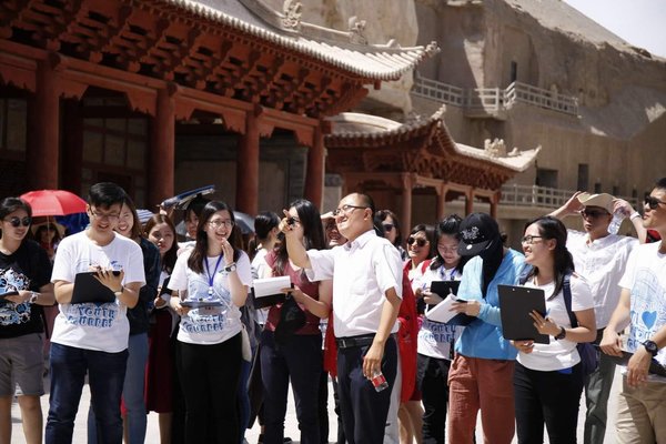 “敦煌青年实习计划”招募了十五名来自香港大学、香港中文大学、香港浸会大学、香港城市大学、香港公开大学、香港树仁大学六间院校的大学生参与为期六星期的实习计划,亲身学习与承传敦煌文化艺术。 “敦煌青年实习计划”招募了十五名来自香港大学、香港中文大学、香港浸会大学、香港城市大学、香港公开大学、香港树仁大学六间院校的大学生参与为期六星期的实习计划,亲身学习与承传敦煌文化艺术。
