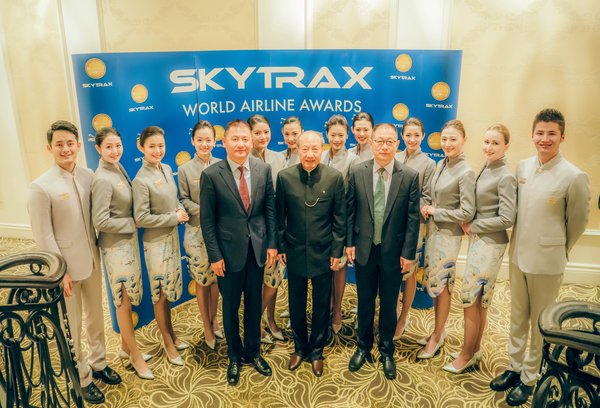 海航集团董事局董事长陈峰,海航集团董事局董事、海航航空旅游集团有限公司董事长兼首席执行官赵权,海南航空控股股份有限公司董事长包启发等共同出席颁奖典礼见证荣耀时刻 海航集团董事局董事长陈峰,海航集团董事局董事、海航航空旅游集团有限公司董事长兼首席执行官赵权,海南航空控股股份有限公司董事长包启发等共同出席颁奖典礼见证荣耀时刻