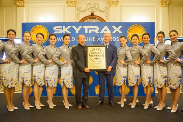 海航集团董事局董事长陈峰与SKYTRAX主席Edward Plaisted及身着新一代制服的海南航空乘务员见证荣耀时刻 海航集团董事局董事长陈峰与SKYTRAX主席Edward Plaisted及身着新一代制服的海南航空乘务员见证荣耀时刻