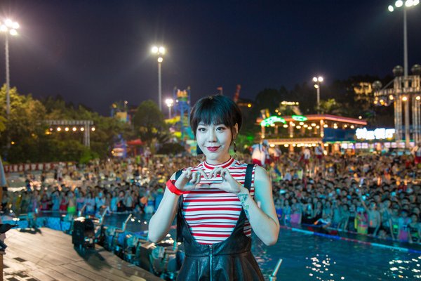 去年吴莫愁偷偷体验长隆水上乐园,大呼“不是一般的嗨”。 去年吴莫愁偷偷体验长隆水上乐园,大呼“不是一般的嗨”。