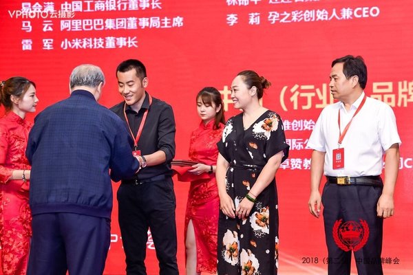 海风教育荣获“中国(行业)典范品牌”、郑文丞荣获“中国品牌人物-杰出青年”称号 海风教育荣获“中国(行业)典范品牌”、郑文丞荣获“中国品牌人物-杰出青年”称号
