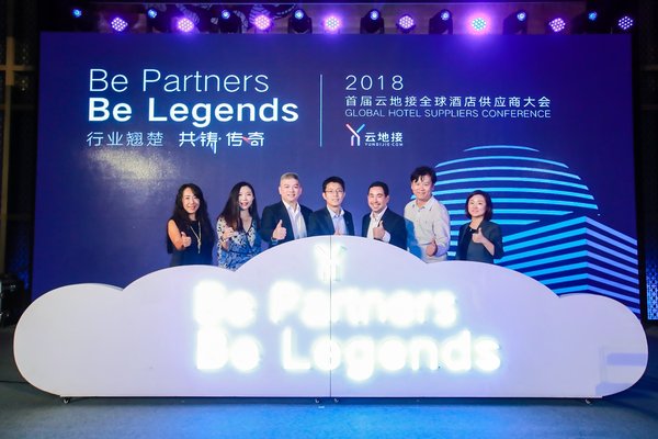 从左到右为Dotw区域总经理王珊、云地接市场销售副总裁Kitty、Webbeds亚太区首席执行官李维斌、云地接CEO盖书华、EAN亚太区高级总监David Asahara、云地接产品运营总监王冠南、Agoda战略合作高级经理Alice Zhao 从左到右为Dotw区域总经理王珊、云地接市场销售副总裁Kitty、Webbeds亚太区首席执行官李维斌、云地接CEO盖书华、EAN亚太区高级总监David Asahara、云地接产品运营总监王冠南、Agoda战略合作高级经理Alice Zhao