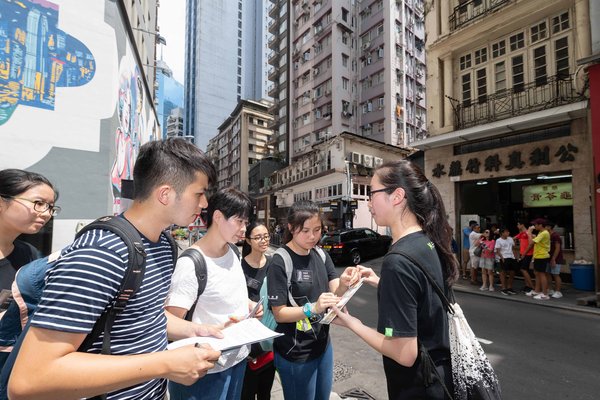 冠军队伍英华女学校以“为民而筑”为题，透过介绍荷李活道一带的建筑，解释建筑物设计如何符合当时居民的需要以及与社区的连系。