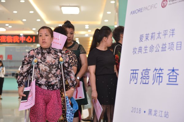 积极参与两癌健康知识讲座的当地妇女
